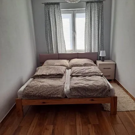 Apartman Spokojna 12 *
